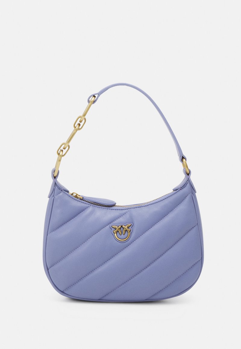 Borsa a mano in lavanda trapuntata con forma curvata, dotata di tracolla in catena dorata e accento con logo dorato sul davanti. Chiusura superiore con cerniera.