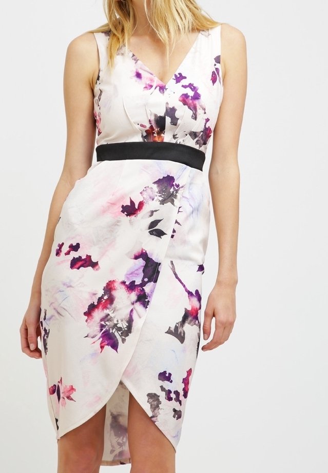 Krémové šaty s květinovým potiskem a fialovými a růžovými akcenty, se zdůrazněným živůtkem, hlubokým výstřihem do V a černým pasem. Hladká saténová textura.