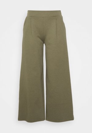 Wijde broekspijpen van zacht, olijfgroen stof met een spiergladde textuur. Beschikt over een hoge tailleband en twee voorplooien voor extra detail.
