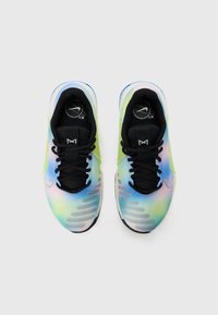 Baskets de sport colorées avec un design dégradé en bleu, vert et rose. Elles présentent des lacets noirs et une tige en maille texturée pour une meilleure respirabilité.