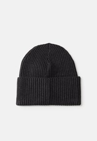 Gorro de malha preta com textura canelada, com aba dobrável e topo arredondado. O material parece suave e quente.