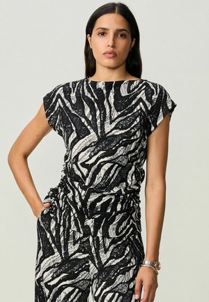 Next TEXTURED RUCHED SIDE REGULAR FIT - Bluză - black white zebra print
