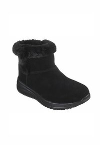 Botas de tobillo de ante negro con un dobladillo de piel sintética, puntera redondeada y suela impermeable. Presenta detalles de costura a lo largo de los lados.