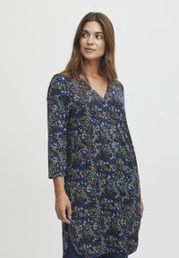 Niebieska tunika dress z trzema czwartej dłoni, dekoltem w kształcie V i luźnym krojem, z ciemnym tłem i wielokolorowym wzorem kwiatowym.
