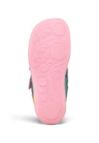 Sohle eines Kinderschuhs mit pinkfarbener Gummisohle, die kreisförmige, strukturierte Muster aufweist, sowie einem kleinen eingeprägten Logo in der Nähe der Ferse.