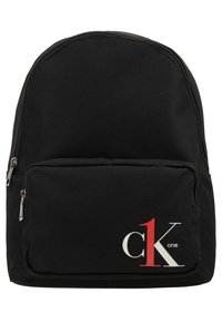 Czarny plecak z tkaniny, charakteryzujący się zaokrąglonym wierzchem, przednią kieszenią na zamek oraz czerwono-białym logo "ck one" na dolnej przedniej części.