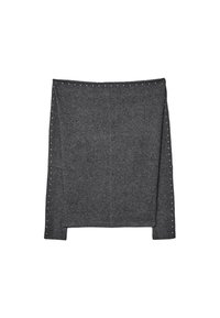 Siva tkanina z zatiči ob robovih. Mehka tekstura, pravokotni obliki in brezšivna zaključna obroba na vrhu.