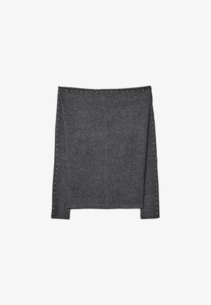 Grauer Stoffüberwurf mit genoppten Akzenten entlang der Kanten. Weiche Textur, rechteckige Form und eine nahtlose Verarbeitung an der Oberseite.