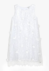 Bílé šaty bez rukávů s květinovou krajkovou vrstvou, texturovanou látkou, rozptýlenými bílými květinovými aplikacemi a krajkovým lemem na spodním okraji.