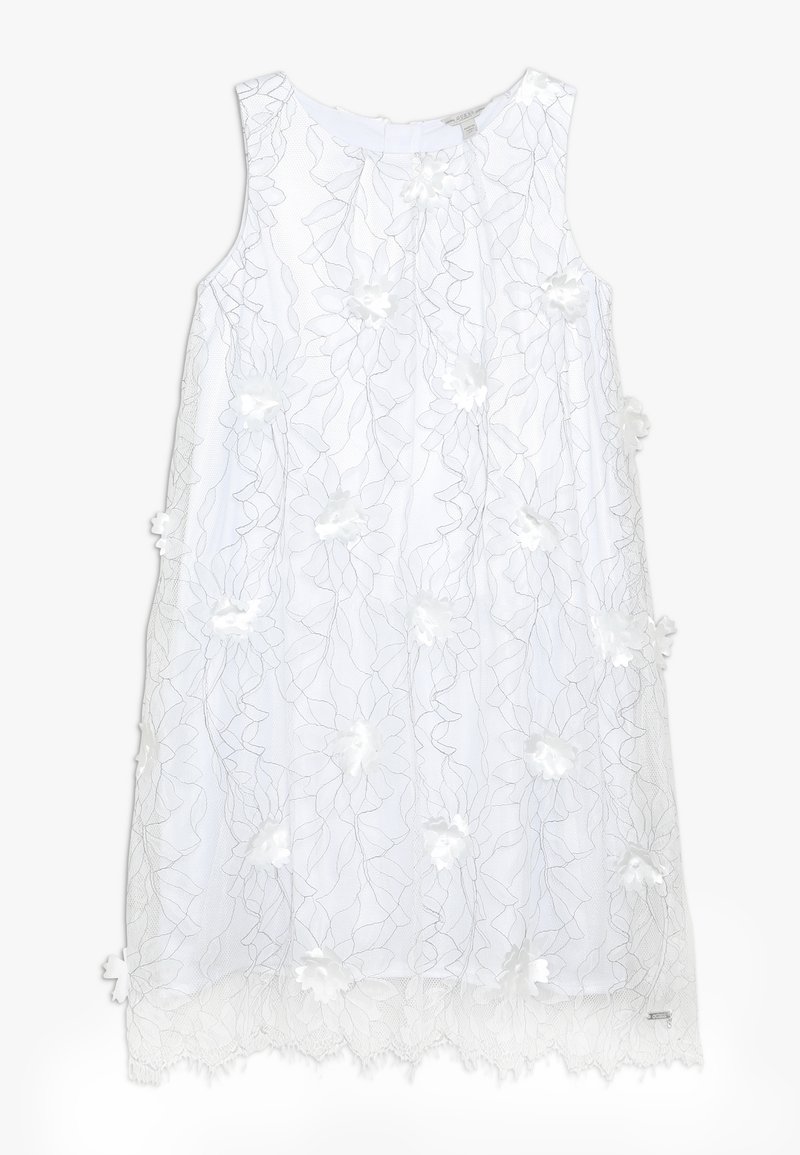 Bílé šaty bez rukávů s květinovou krajkovou vrstvou, texturovanou látkou, rozptýlenými bílými květinovými aplikacemi a krajkovým lemem na spodním okraji.