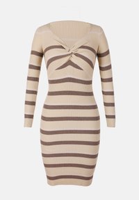 Robe en tricot côtelé à bretelles, avec un design hors des épaules, un motif rayé en beige et marron, et un détail torsadé au niveau de la poitrine.