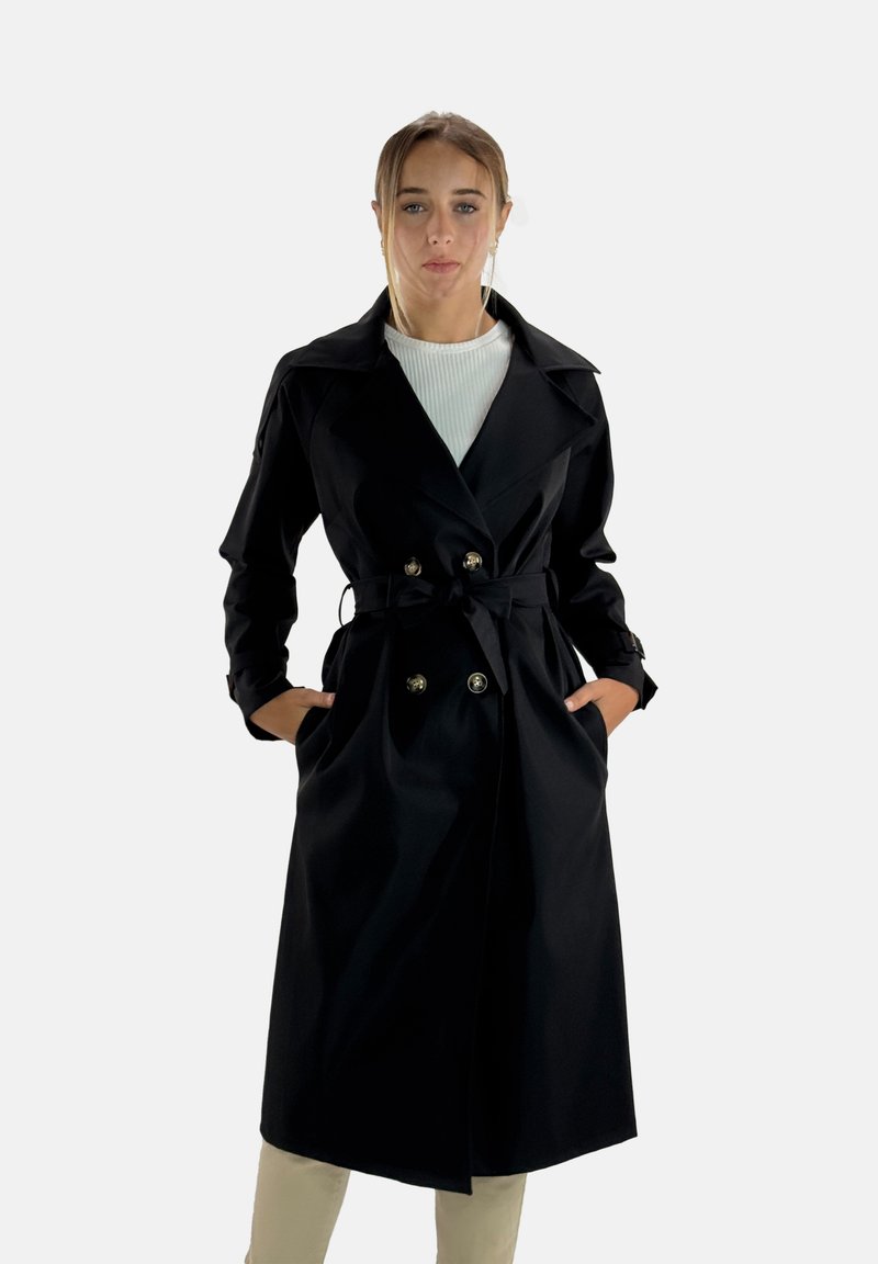 Czarny trencz z podwójnymi guzikami, dużym kołnierzem i paskiem. Wykonany z gładkiego materiału, z bocznymi kieszeniami i dopasowanym krojem.