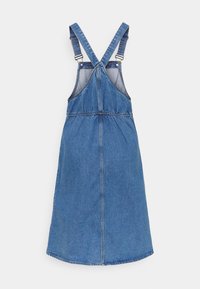 Jeansklänning med figurnära midja, korsade axelband och en utsvängd kjol. Tyget är blått, med en slät yta och minimal sömnad.