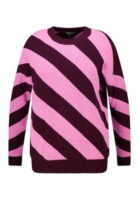 Paarse en roze gestreepte trui met een geribbelde textuur, ronde halslijn en lange mouwen. Heeft diagonale, contrasterende kleurpatronen.