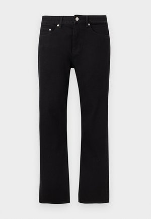 Czarne jeansy o prostych nogawkach z przednim guzikiem, zamkiem błyskawicznym, szlufkami na pasek i stylem z pięcioma kieszeniami na jednolitym jasnym tle.