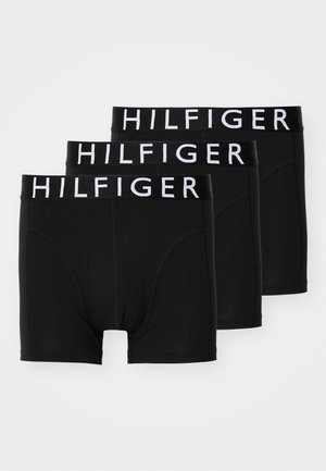 Trois paires de boxers noirs avec un logo "HILFIGER" blanc sur la ceinture élastique, fabriqués à partir d'un tissu lisse avec un design ajusté.