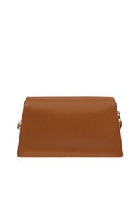 Borsa a pochette in pelle marrone con una forma rettangolare elegante, caratterizzata da una texture liscia e dettagli in metallo dorato.