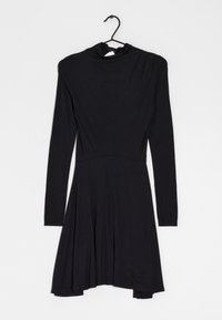 Schwarzes Langarmkleid aus weichem, dehnbarem Stoff. Hat einen hohen Kragen und einen weit schwingenden Rock, mit dezenten Falten an den Schultern.