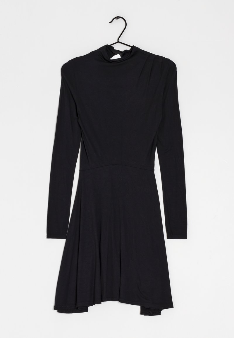 Schwarzes Langarmkleid aus weichem, dehnbarem Stoff. Hat einen hohen Kragen und einen weit schwingenden Rock, mit dezenten Falten an den Schultern.