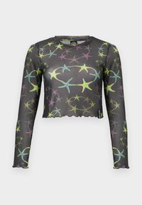 Μαύρο διάφανο crop top με μακριά μανίκια, πολύχρωμο σχέδιο αστεριών της θάλασσας και τελείωμα με κυματιστό άκρο στη μέση και στις μανσέτες.