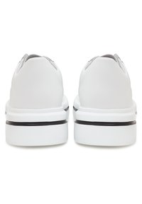 Baskets en cuir blanc avec une texture lisse, un design arrondi et un accent de semelle intermédiaire noire. Présentent un dos bas et un système de laçage à l'avant.