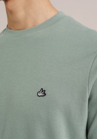 WE Fashion THE ULTRA SOFT - Pamata T-krekls - green