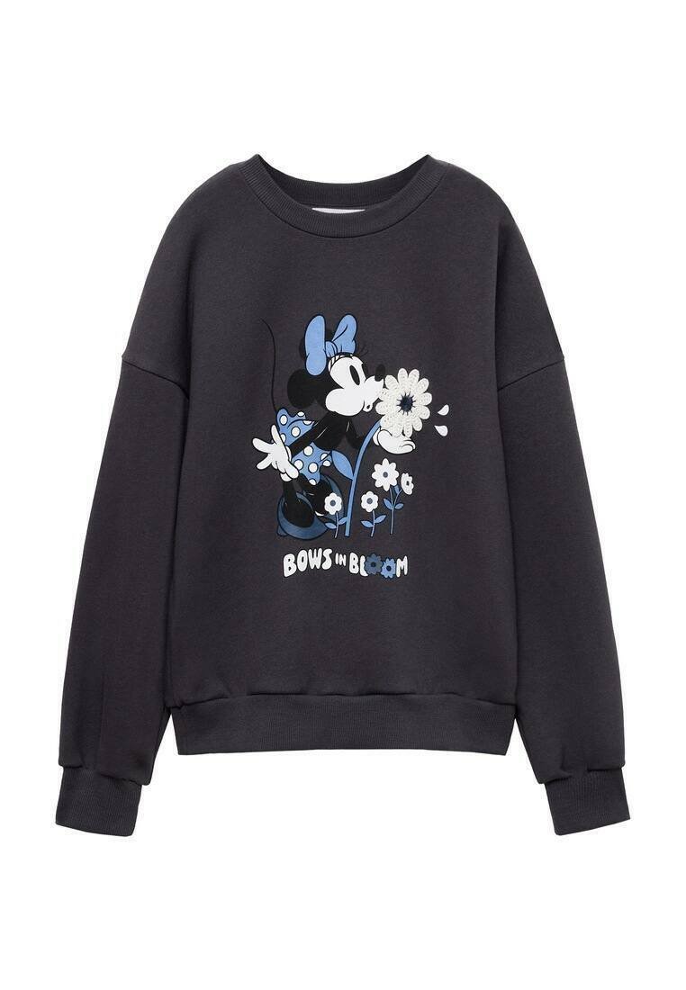 Schwarzer Sweatshirt mit einem grafischen Design eines Comic-Charakters mit blauen Akzenten, Blumen und dem Text "Bows in Bloom" in Weiß. Weicher Stoff, lässige Passform.