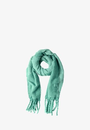 Pashmina suave en tono verde claro, hecha de un tejido texturizado, con bordes con flecos y un pequeño parche de acento, enrollada en forma circular.