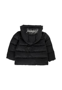 Giacca a vento nera con cappuccio, caratterizzata da pannelli trapuntati orizzontali e testo ricamato bianco sul retro. Texture liscia e design isolato.