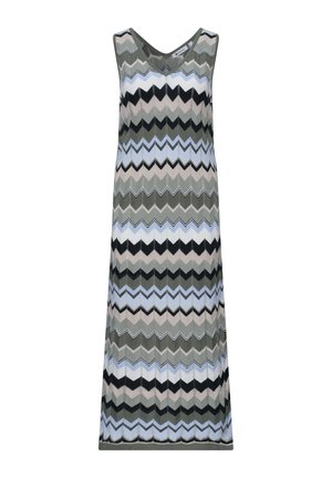 Sukienka maxi bez rękawów z wzorem zygzakowym w odcieniach szarości, czerni, bieli, beżu i jasnoniebieskiego, z dekoltem w serek i prostym krojem.