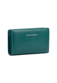 Cartera de cuero color verde azulado con un acabado suave. Presenta el logotipo plateado "Piquadro" en el frente. Diseño compacto con forma plegada.