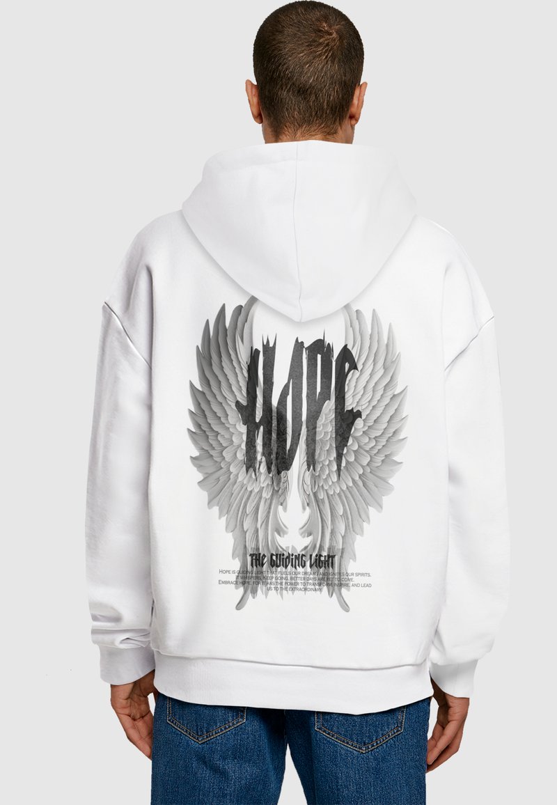 Hvid hættebluse med et stort gråt vingegrafik, hvor ordet "HOPE" er skrevet med fed sort skrift ovenfor og "THE Guiding Light" tekst nedenfor.