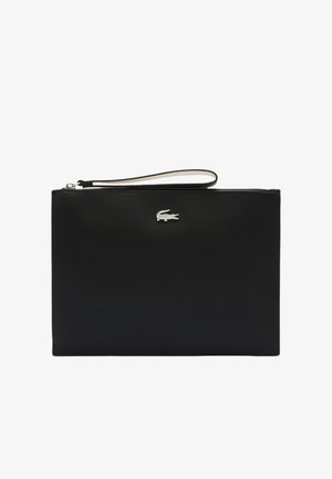 Schwarze Laptop-Tasche mit strukturiertem Äußeren, Reißverschluss und angebrachtem Handgelenkriemen. Mit kleinem silbernen Lacoste-Logo.