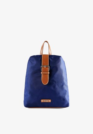 Sac à dos bleu marine avec sangle et poignée en cuir marron, boucle argentée, et petite plaque rectangulaire "PICARD" sur le bas au centre avant.