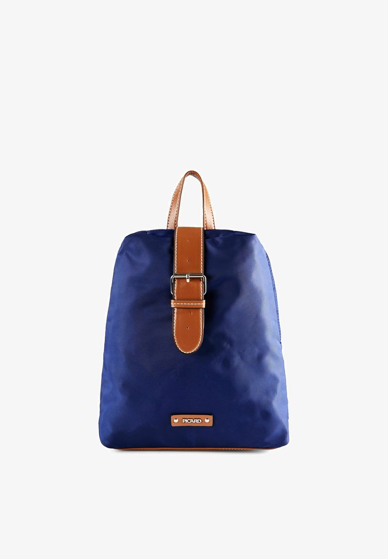 Mochila azul marino con correa y asa de cuero marrón, hebilla plateada y una pequeña placa rectangular con el logo "PICARD" en la parte frontal inferior.