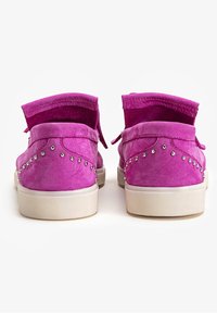 Rosa mockaskor med rund tå, platt vit gummisula och dekorativa silvernitar längs bakfickan. Ankelhögt snittyrke med vikbar krage.