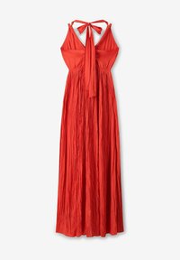 Robe longue rouge à fines bretelles et dos noué, avec une texture plissée sur l'ensemble. La jupe tombe doucement jusqu'au sol.
