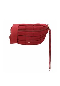 Rote gesteppte Schultertasche aus weichem Stoff mit Reißverschluss, verstellbarem Trageriemen und einem kleinen goldenen Logodetail an der Vorderseite.