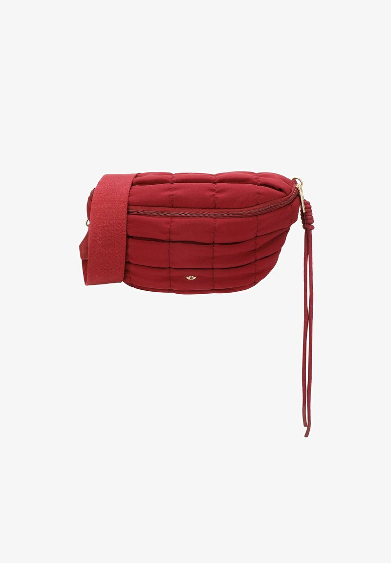 Borsa a spalla imbottita rossa realizzata in tessuto morbido con chiusura a zip, tracolla regolabile e un piccolo dettaglio con logo dorato sul davanti.