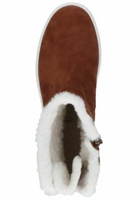 Brązowy zamszowy botek za kostkę z białym futrzanym wykończeniem i białą podeszwą. Posiada zamek błyskawiczny oraz miękką, przyjemną w dotyku wyściółkę wewnętrzną.