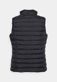 Czarna kamizelka puchowa z wysokim kołnierzem, z poziomymi pikowanymi panelami, gładką fakturą i bez widocznych zamków błyskawicznych ani zapięć.