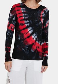 Pull à manches longues tie-dye noir et rouge avec poignets côtelés, présentant des détails subtils en strass sur la poitrine et les épaules.
