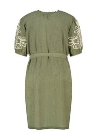 Olijfgroene jurk van een gestructureerde stof, korte pofmouwen met witte bloemenborduursels en een bijpassende riem in de taille.