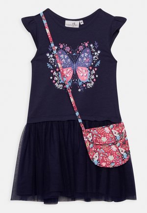 Marineblaues Mädchenkleid mit flatternden Ärmeln, Schmetterlings- und Blumenmuster auf der Brust, mehrlagigem Tüllrock und rosa floraler Schmetterlings-Crossbody-Tasche.