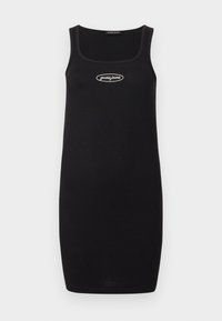 Čierne rebrované šaty na ramienka so štvorcovým výstrihom, na ktorých je na hrudi umiestnené biele logo "guess jeans". Jednoduchý a priliehavý dizajn.