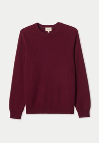 Vinröd stickad tröja med långärmar, rund halsringning och ribbad struktur; har en rak fåll och diskret branding vid kragen.