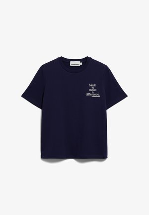 Navyblaues T-Shirt mit kurzen Ärmeln und Rundhalsausschnitt, mit weißem Text auf der linken Brust, der sagt: "Designet, um einen Unterschied zu machen. - Armedangels."