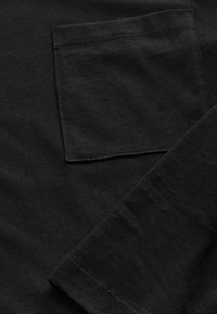 Zwarte T-shirt met zakdetail, gemaakt van zachte katoen. Heeft een gladde textuur en korte mouwen met nette stiksels.