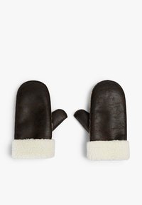 Mitones de cuero marrón con un puño de borrego blanco y esponjoso; forma redondeada, superficie texturizada y abertura para el pulgar para mayor funcionalidad.