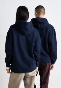 Tommy Jeans GLITTER HOODIE UNISEX - Jersey con capucha - dark night navy